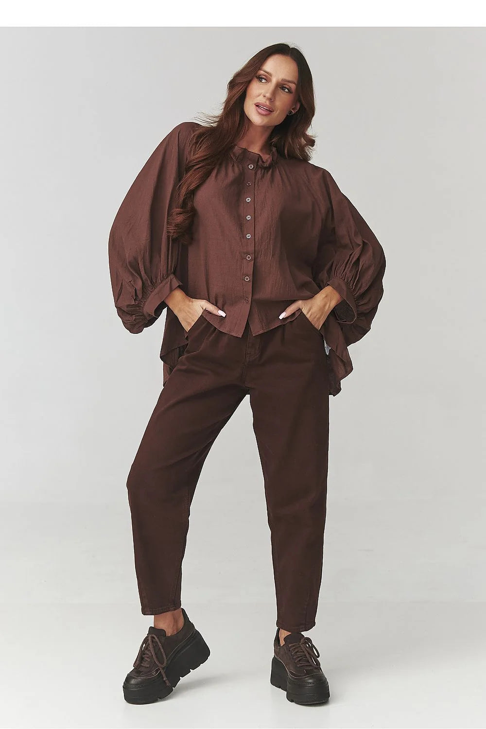 chemise oversize femme coton manches ballon poignets froncés col classique boutonnière coupe asymétrique ourlet dos fluide bohème marron