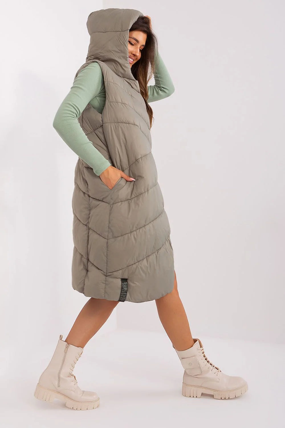 Gilet sans manches pour femme design moderne fonctionnel matelassé en diagonale couleur taupe polyamide isolé coupe droite longueur genoux