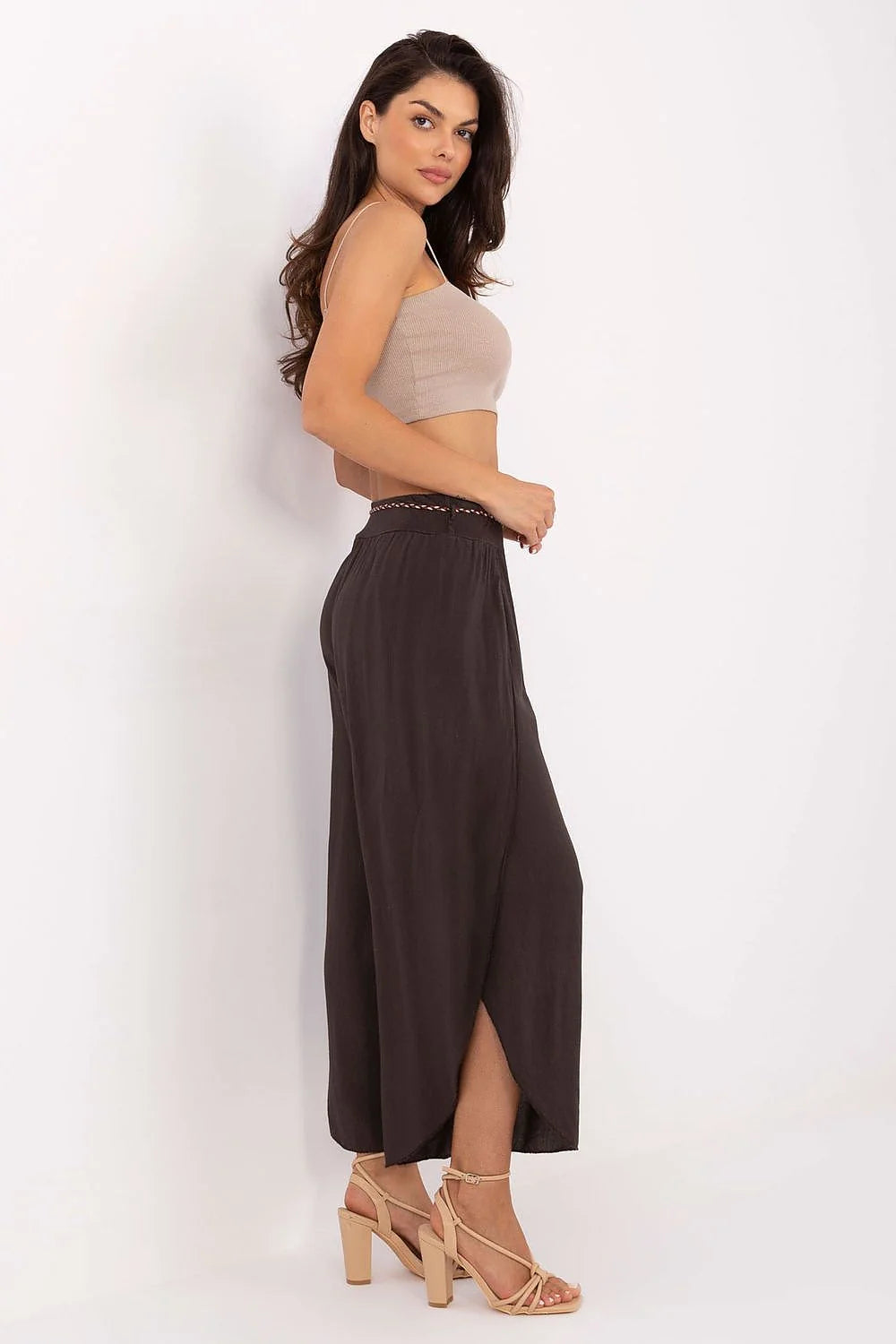 Pantalon femme Och Bella palazzo style design minimaliste large leggs coupe ample matériau léger et fluide couleur noir ou marron foncé cordon tressé multicolore perles taille élastiquée estivales décontractées