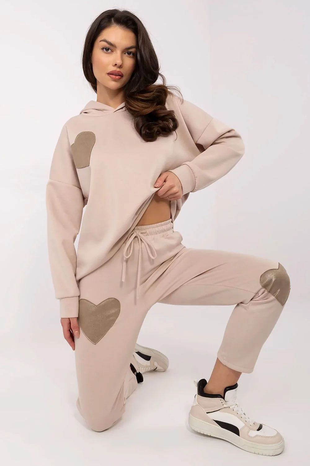 ensemble décontracté femme moderne beige sweat capuche molletonné pantalon jogging coupe taille élastique cordon poignets côtelés appliqués cœur taupe
