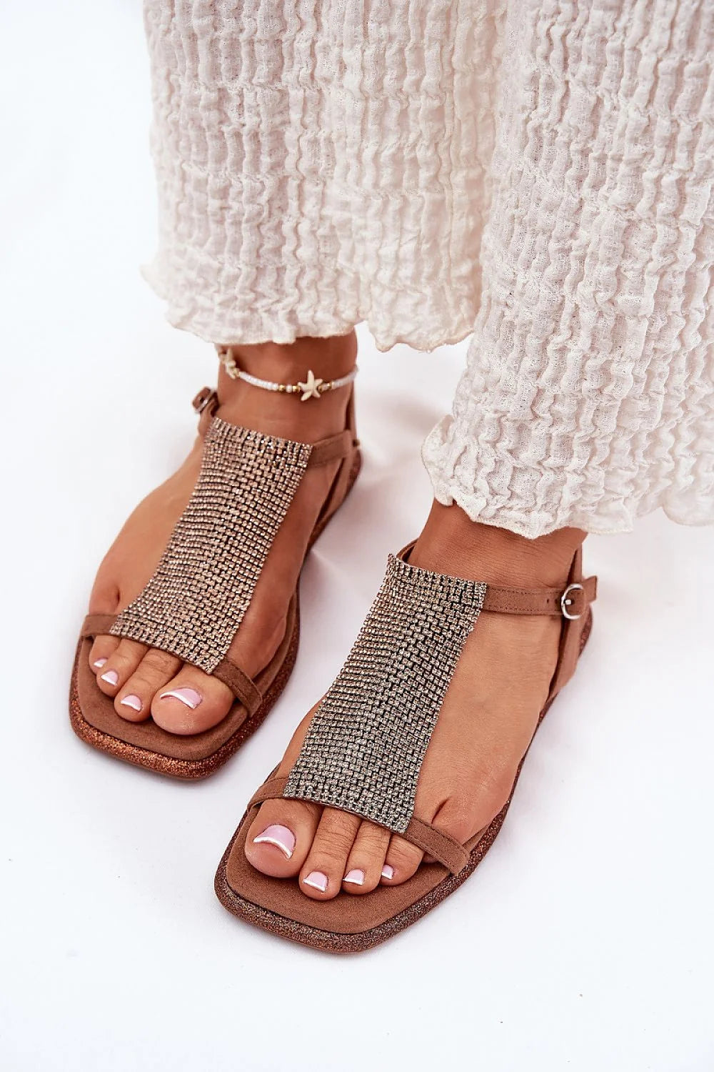 Sandales plates femmes style élégant strass cuir écol friendly semelle intérieure confortable occasion spéciale soirées été tendance mode