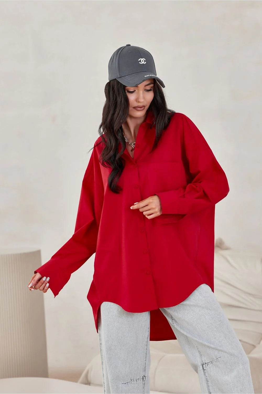 Chemise manche longue ample style décontracté en popeline rouge vif femme coupe asymétrique dos plus long col standard boutons assortis