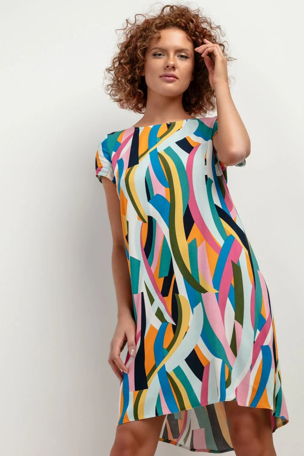 Robe de jour Tessita en viscose imprimée géométrique couleurs vives coupe asymétrique manches courtes pour femmes