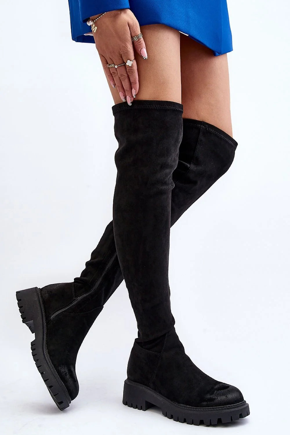 Bottes cuissardes éco-suède noir moderne audacieuses semelles crantées fermeture éclair silhouette élancée femmes style