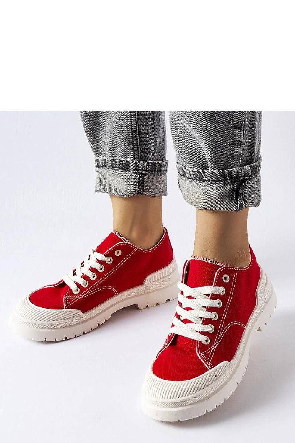 Baskets femmes rouge vif design moderne casual lacets blancs semelle caoutchouc motifs gaufrés confort durabilité