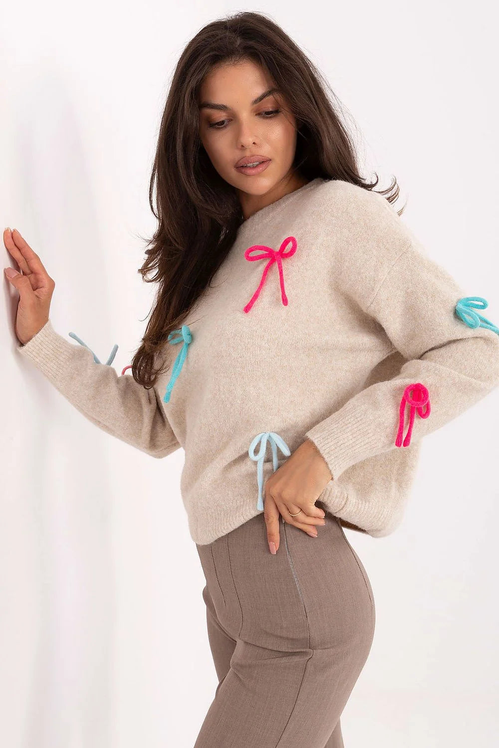 pull femme maille moelleuse col rond beige sable chiné coupe droite courte manches longues côtelées nœuds décoratifs multicolore