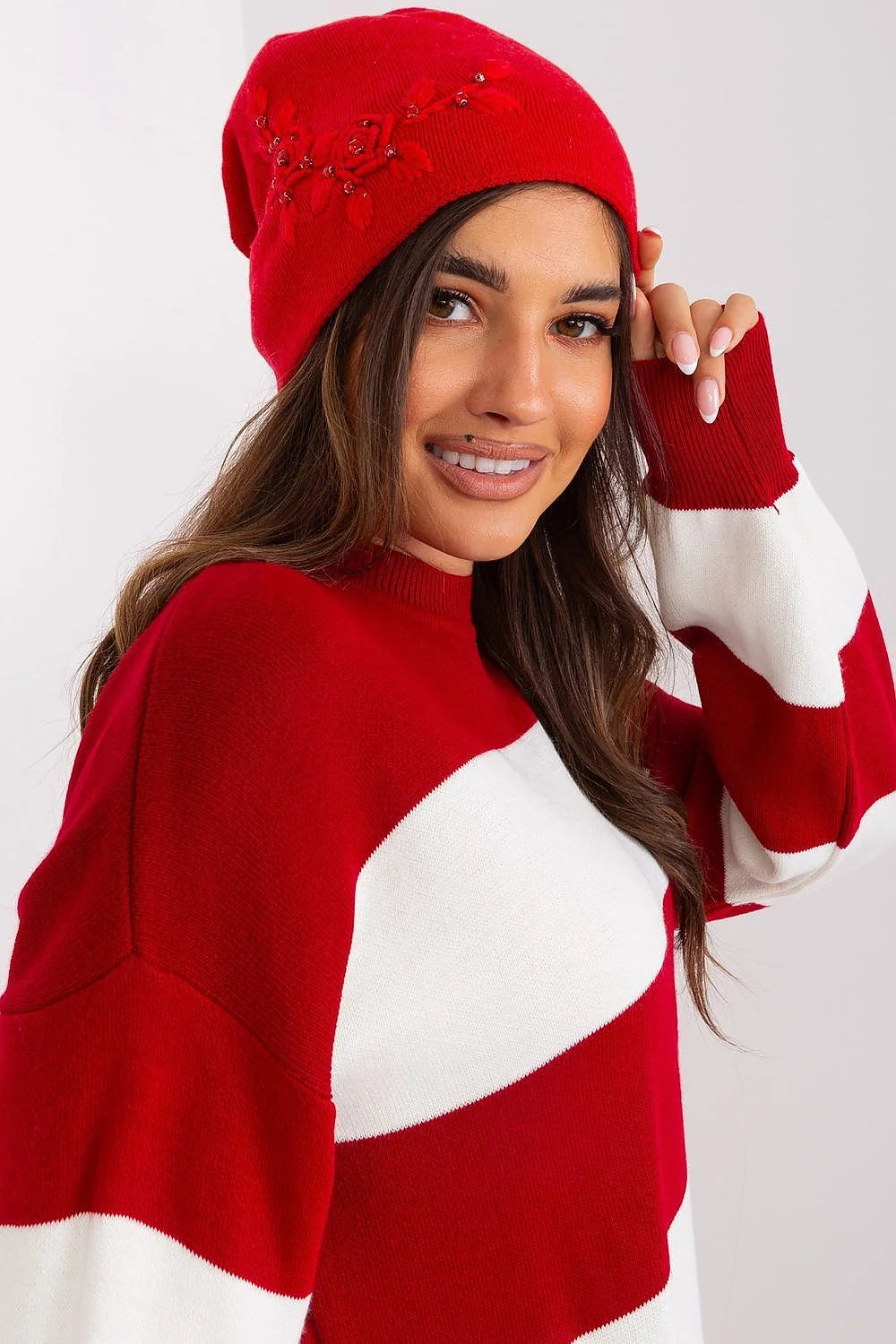 Bonnet d'hiver chic en tricot acrylique et cachemire pour femme, rouge avec broderie, idéal pour les fêtes et les sorties