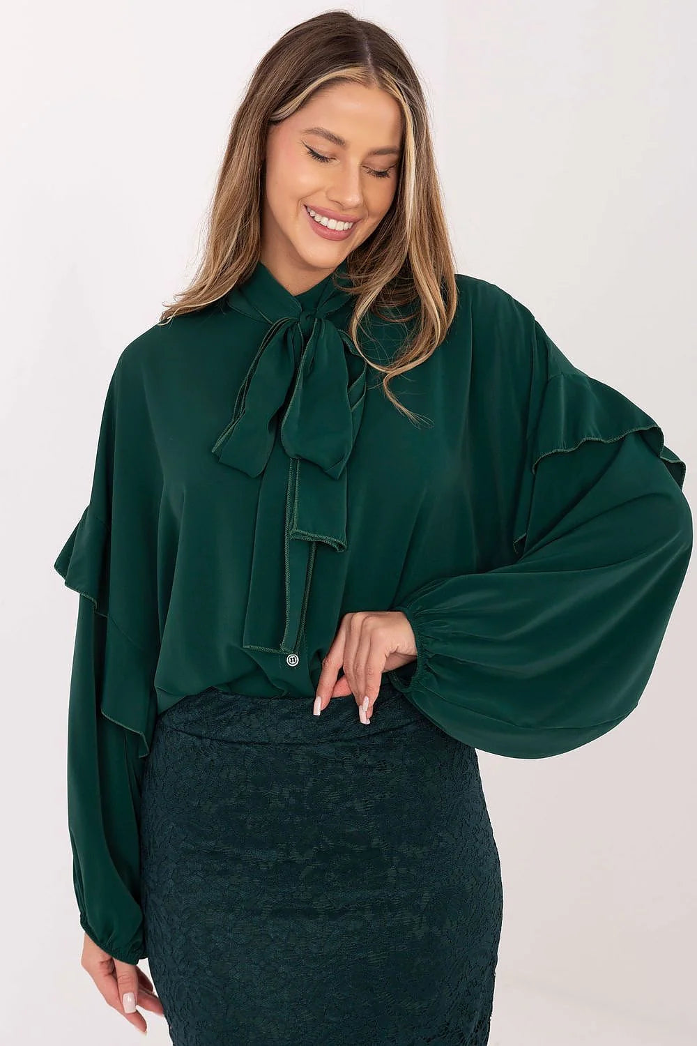chemise femme col lavallière vert forêt manches longues bouffantes volants coupe ample fluide tissu léger soyeux nœud devant