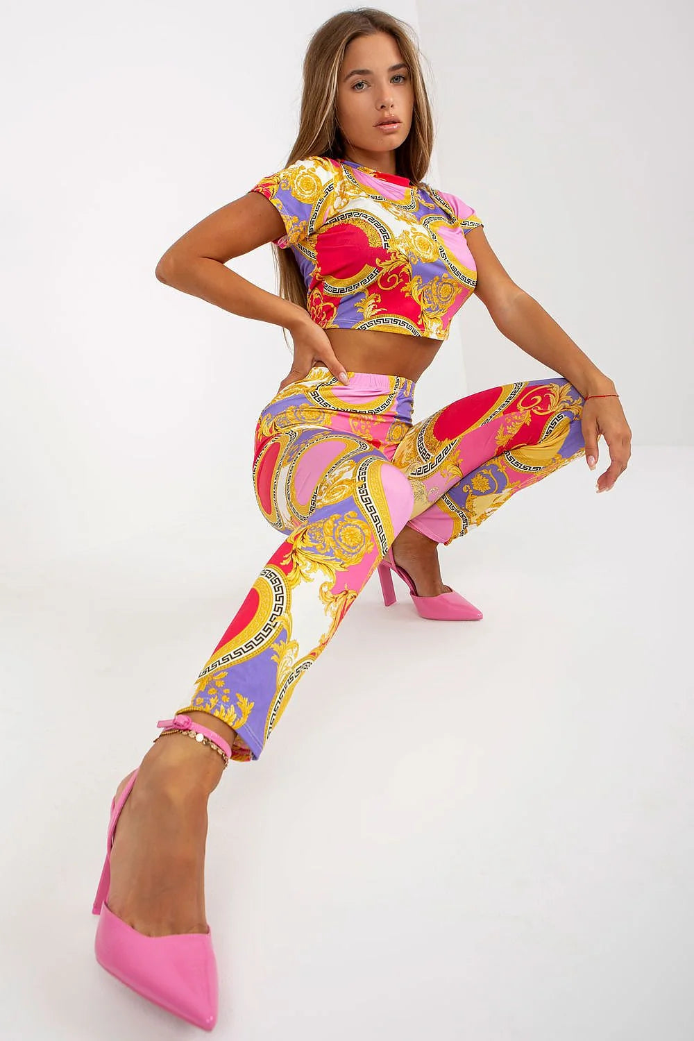 Pantalon femme haute taille tissu élastique poches latérales obliques elasthanne polyester.crop top rayures horizontales imprimé texte noir.escarpins fuchsia assortis