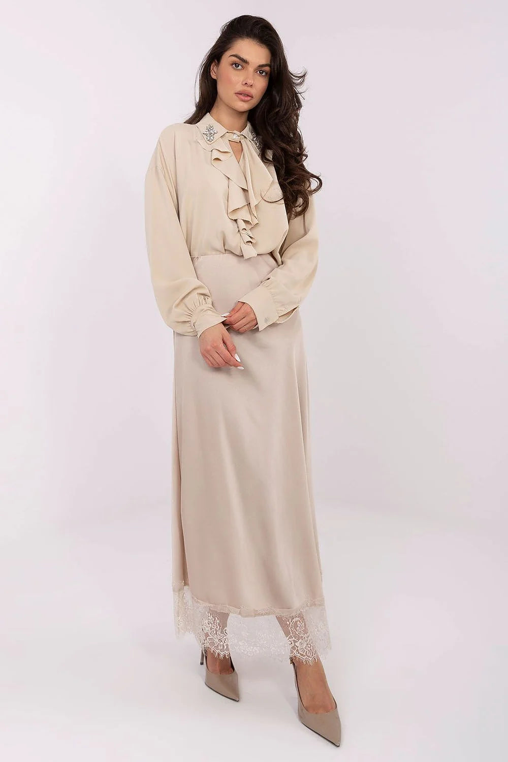 chemisier élégant féminin long dos allongé col orné jabot subtil manches bouffantes polyester léger fluide ajusté silhouette moderne