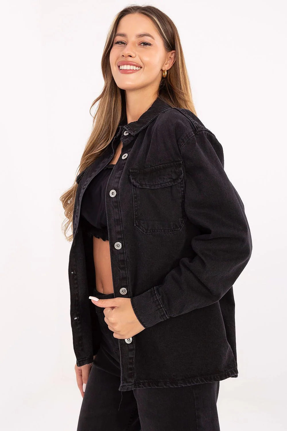 Veste en denim noire classique pour femme, style casual chic, coupe droite, manches longues, boutons métalliques, poches poitrine, 100% coton, durabilité et confort
