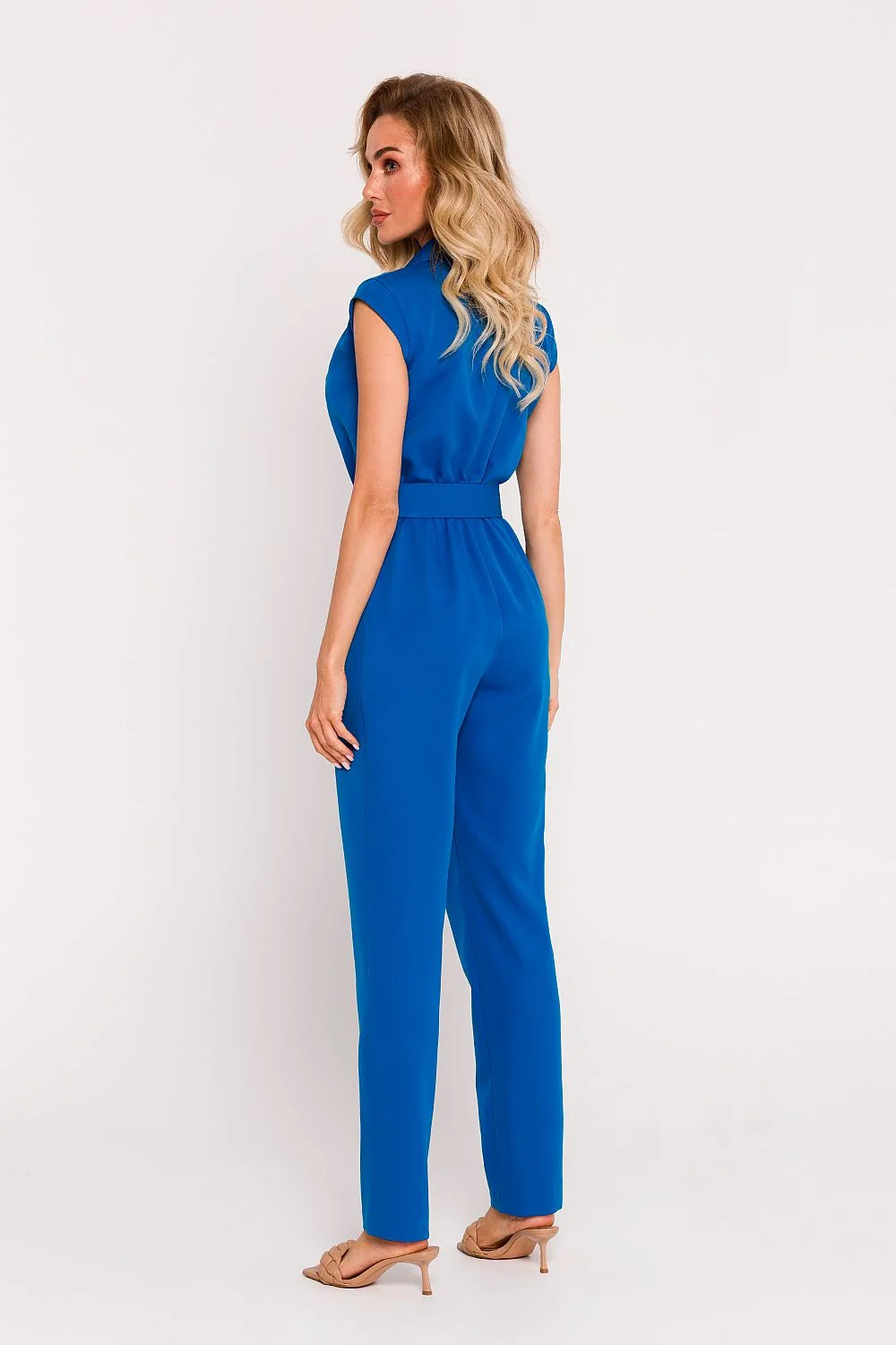 combinaison femme bleu royal sans manches col tailleur taille cintrée ceinture ajustable boucle rectangulaire jambes droites cheville tissu structuré fluide