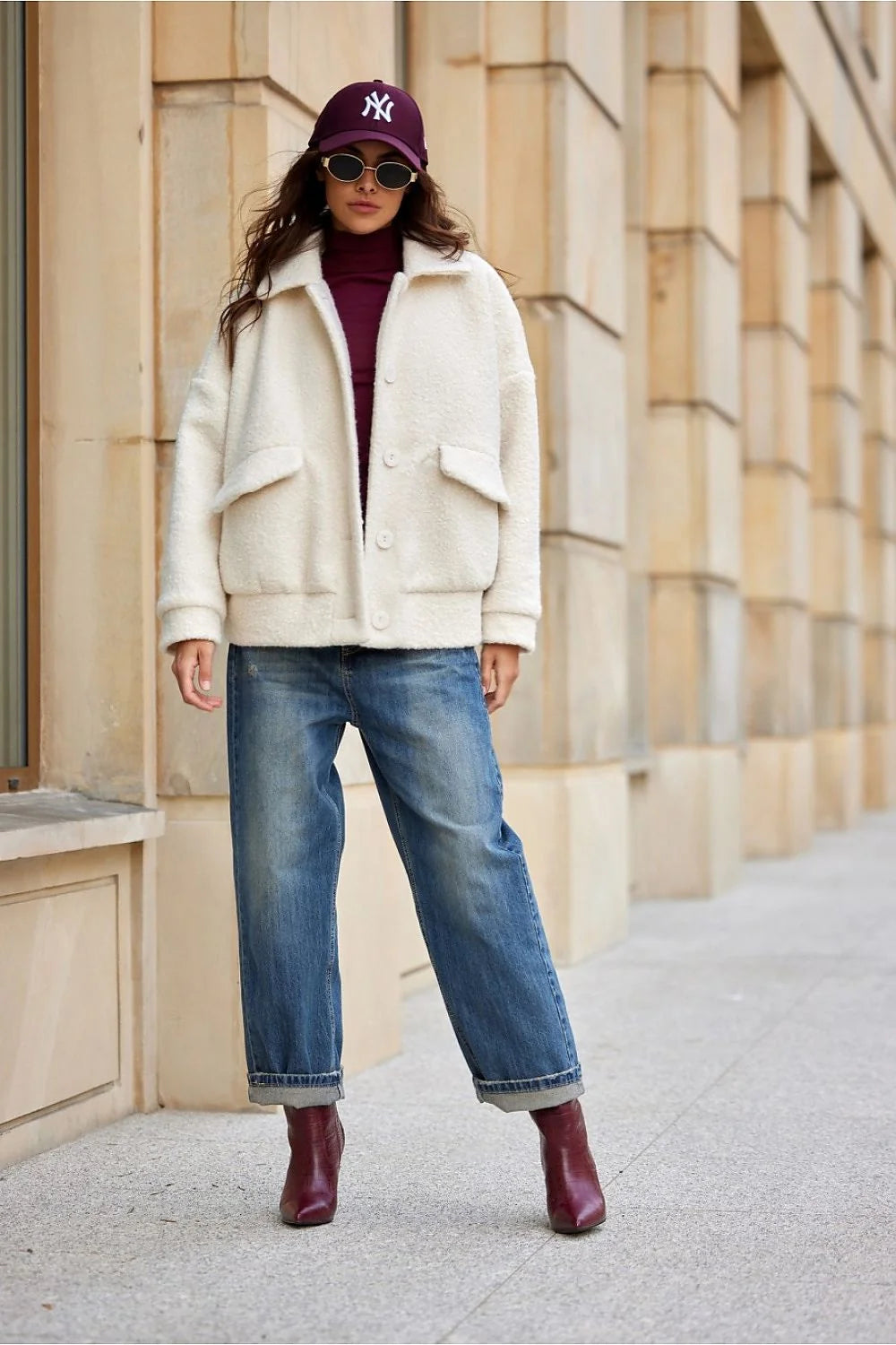 Veste Roco Fashion en laine bouclée crème, coupe ample, fermeture à boutons, poches à rabat, col classique, manches longues, finitions soignées, style minimaliste, veste chic pour femme