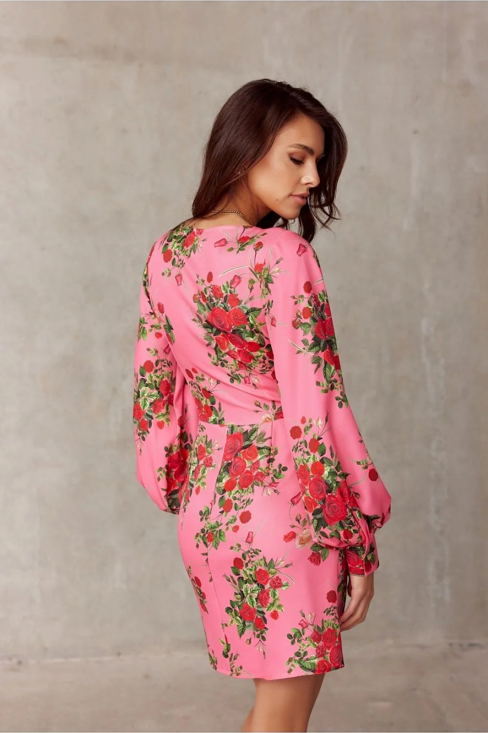 Robe cocktail Roco Fashion design chic moderne motifs floraux rose vif manches longues puffed col V plongeant