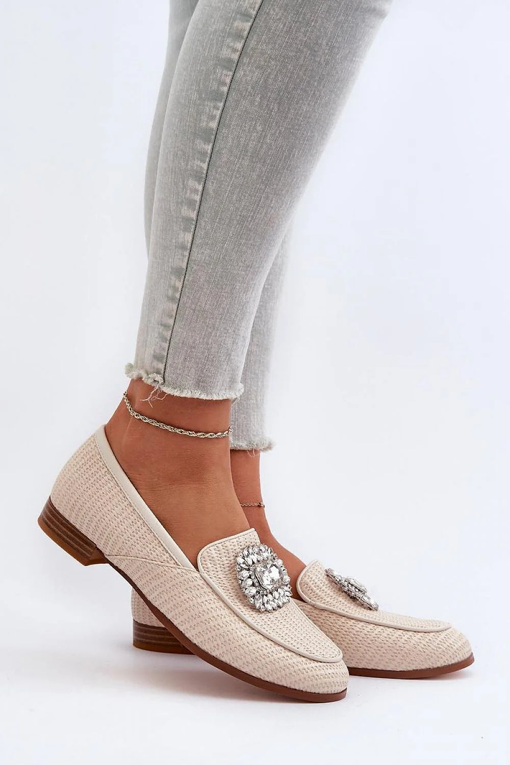 Mocassins élégants pour femmes talon plat cuir naturel broche strass beige clair style intemporel