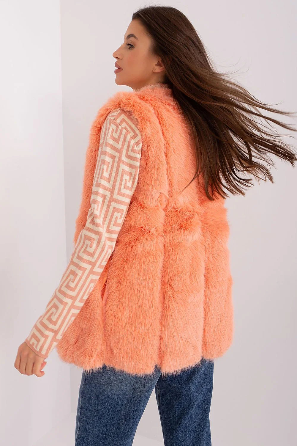 Gilet sans manches en fausse fourrure orange vif, pull à col montant motif géométrique beige, ensemble mode femme automne hiver
