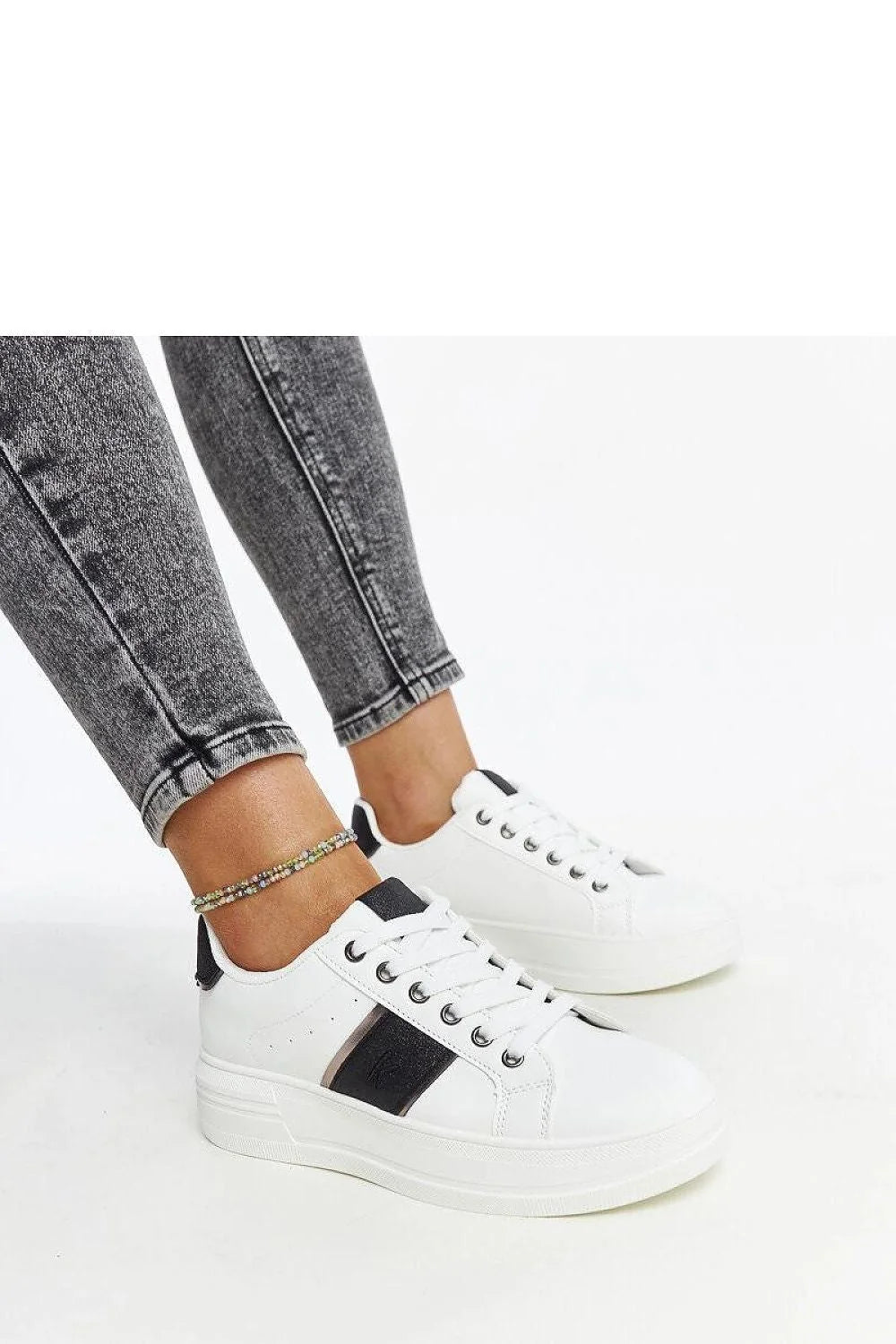 Baskets modernes basses femmes style minimaliste cuir synthétique blanc semelle caoutchouc amorti confort lacets métalliques tige basse