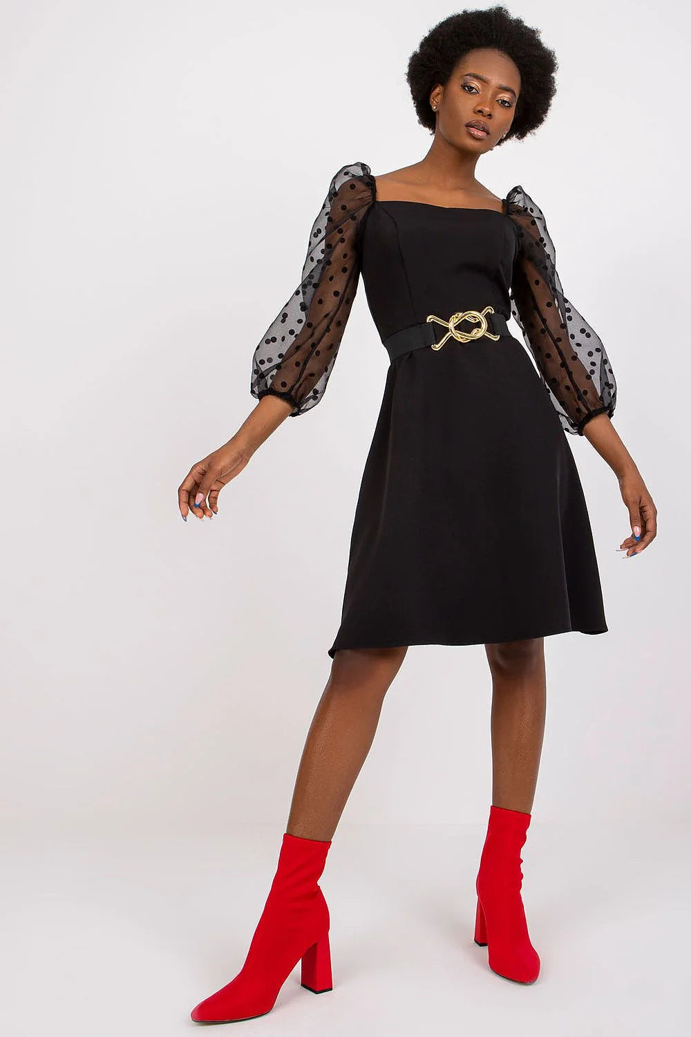 robe soirée noire courte trapèze encolure carrée manches bouffantes tulle plumetis pois taille soulignée ceinture boucle dorée structurée tissu