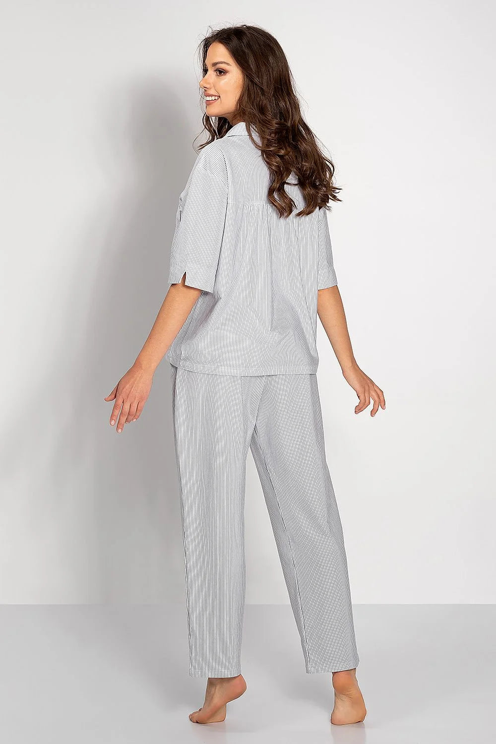 Pyjama femme élégant confortable chemise pantalon tissu doux respirant rayures verticales gris clair blanc poches manches mi-longues taille élastique cordon serrage coupe oversize nuit détente maison
