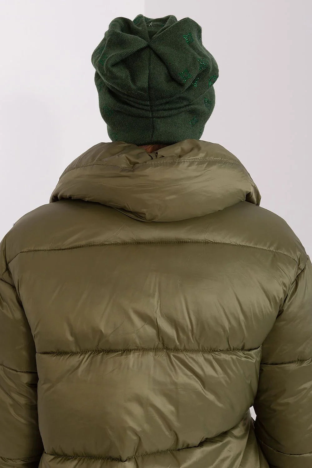 Bonnet d'hiver pour femme en cachemire et acrylique, style classique, ajusté, vert forest, applications décoratives en strass, matières luxueuses, confort optimal, idéal pour les froids hivernaux
