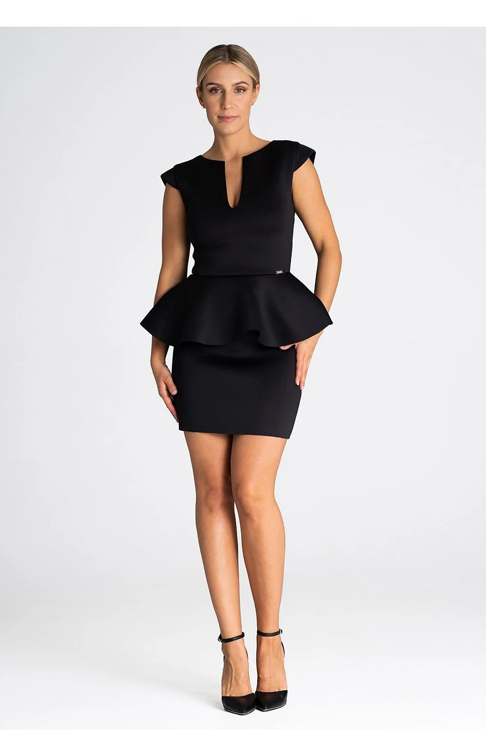 Robe de soirée élégante noire peplum ajustée sans manches épaules structurées métal signature femme