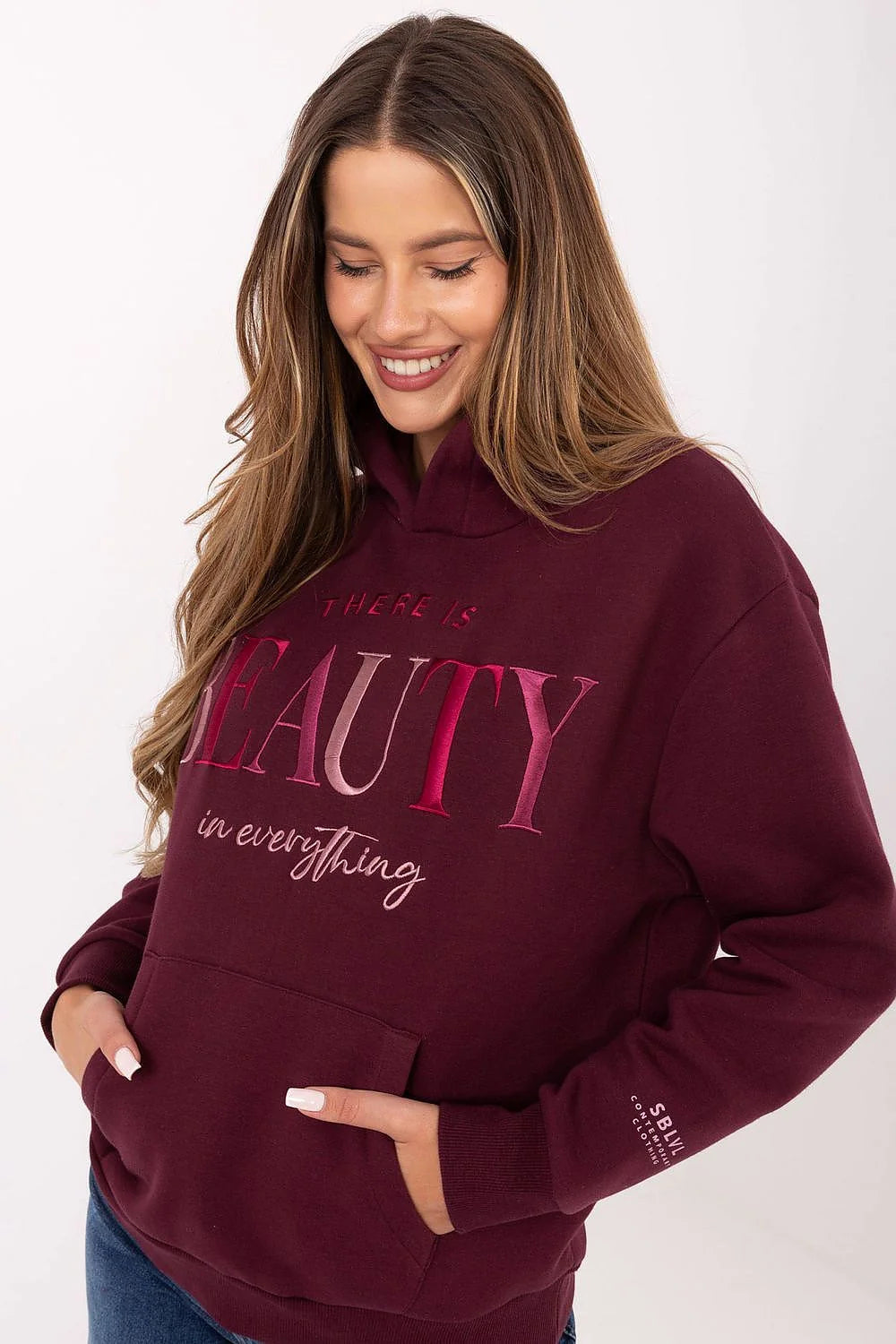 sweatshirt capuche bordeaux molleton doublure thermique coton polyester oversize coupe décontractée poche kangourou manches longues broderies lettrage satiné métallisé dégradé