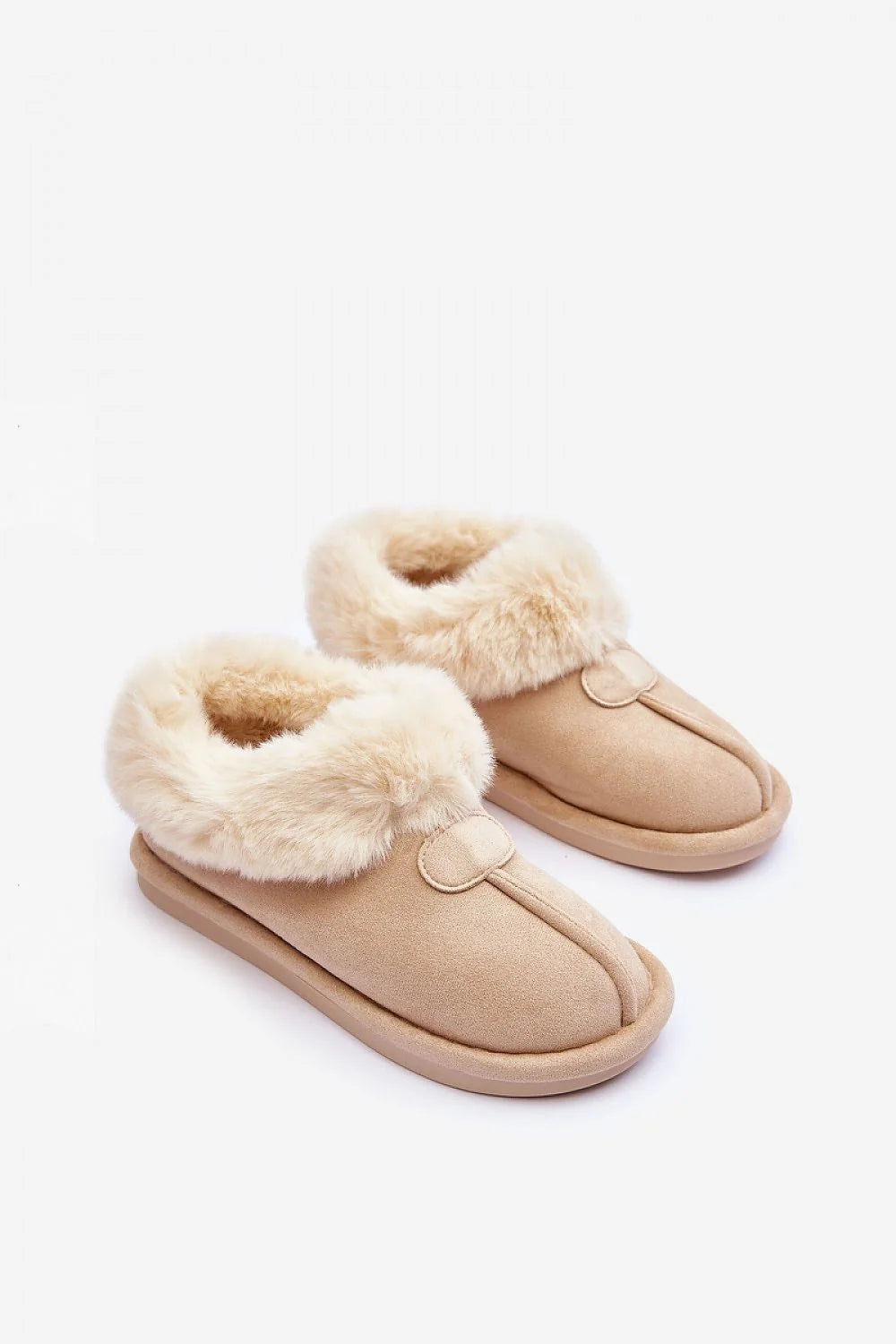 pantoufles femmes suédine écologiques beige fausse fourrure crème doublées rembourrées antidérapantes semelles légères faciles coupe ample cosy élégantes durables