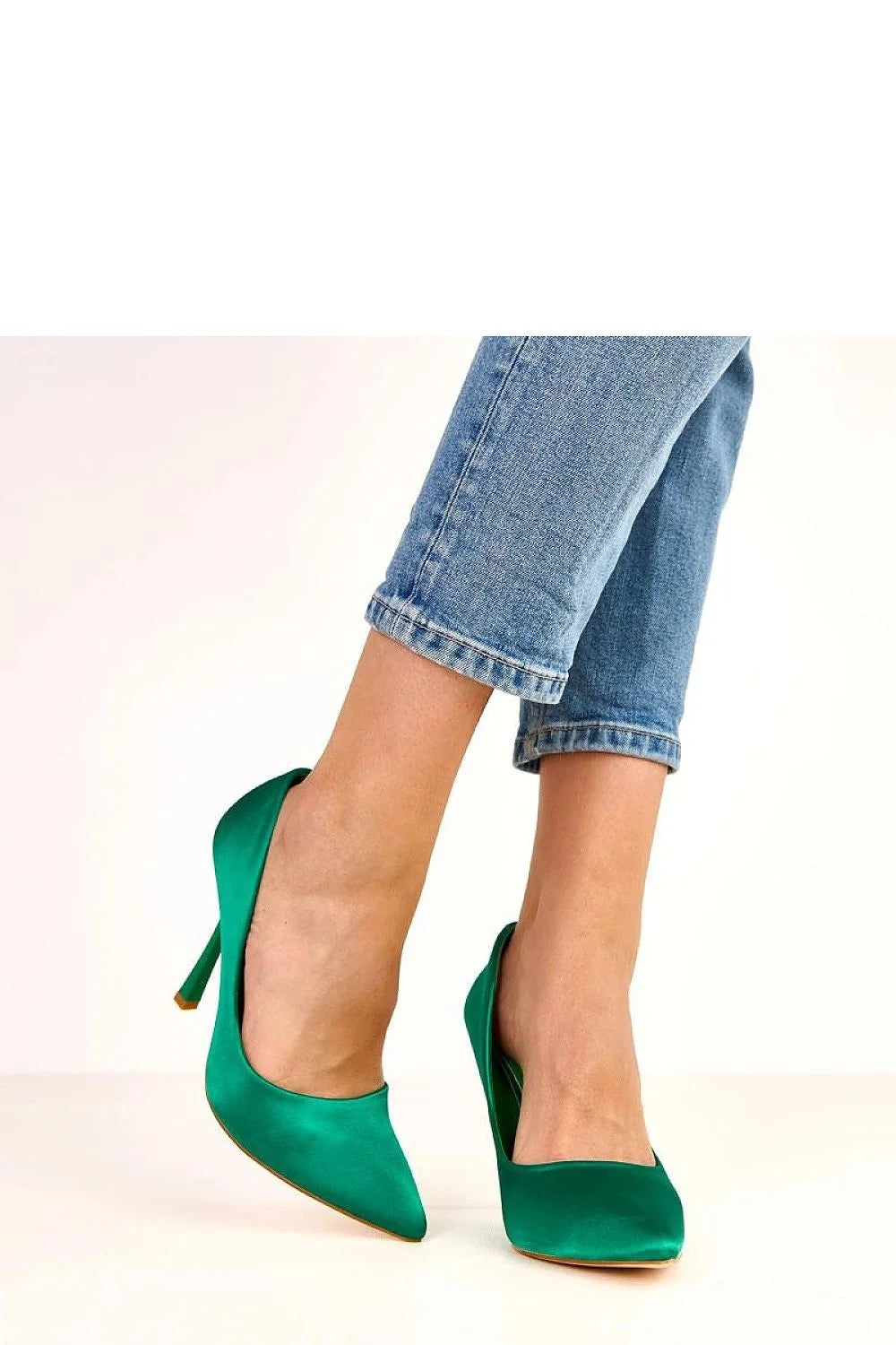 escarpins satin vert émeraude talon aiguille 11 cm bout pointu semelle beige slipon fermé silhouette effilée soirée cérémonie brillant sophistiqué