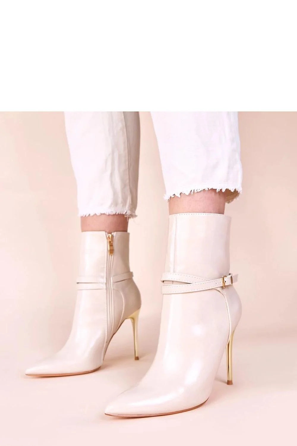 bottines beige ivoire cuir synthétique finition brillante talon aiguille doré bout pointu tige mi cheville bride boucle fermeture éclair latérale