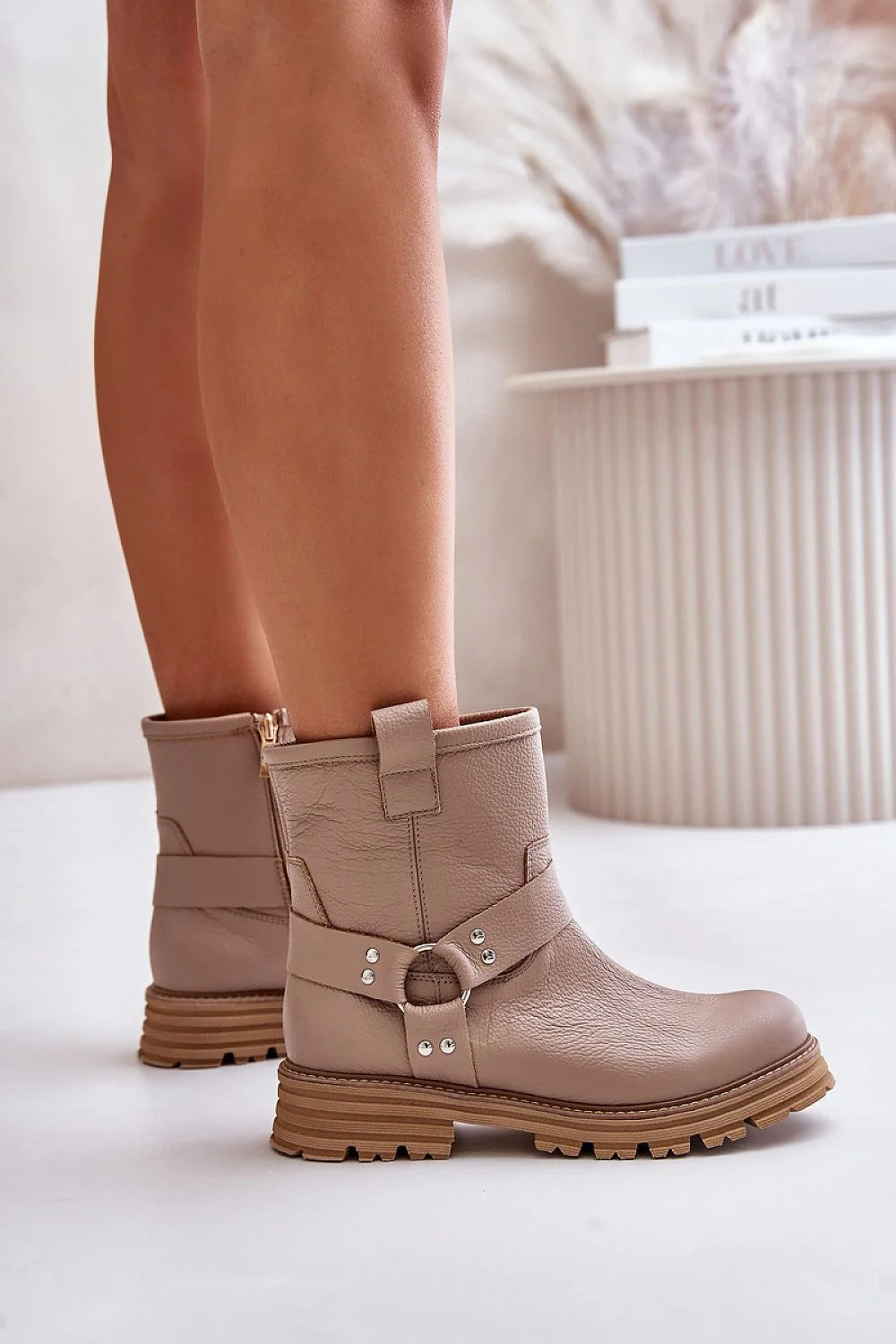 Bottes Step in style cuir texturé beige taupe talon bas zip latéral anneaux métalliques urban style femmes