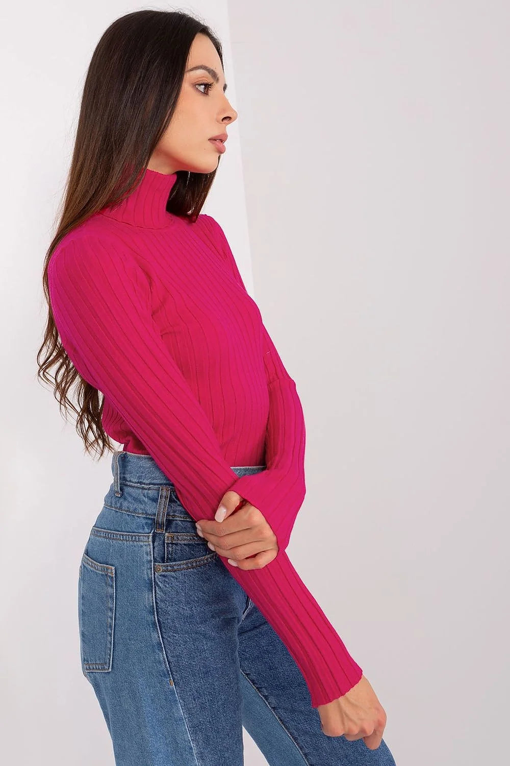 Pull féminin col roulé style classique tissu côtelé matériau doux couleur rose fuchsia manches longues coupe ajustée