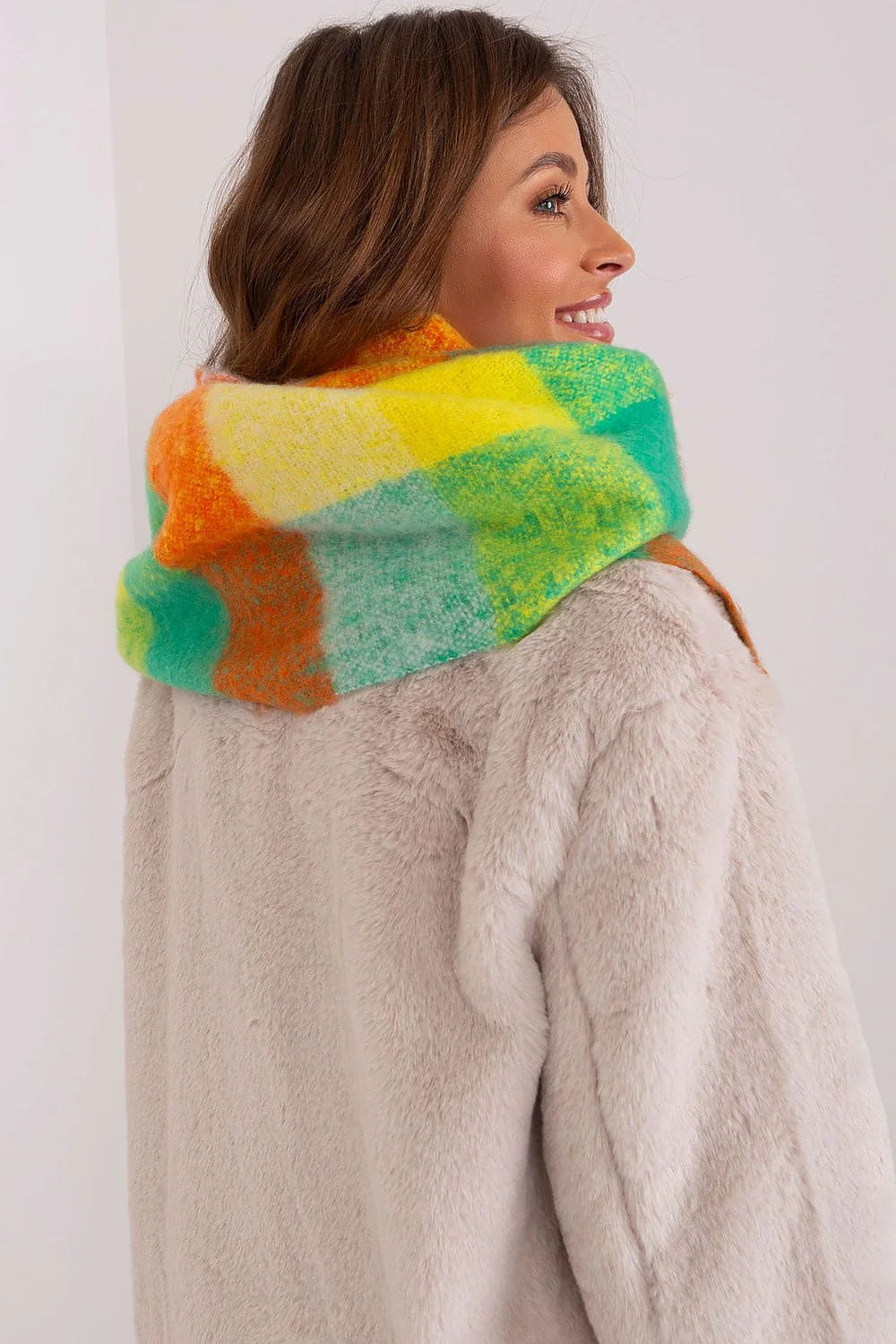 Écharpe à carreaux colorés longue pour femme, polyester résistant, pompons, automne/hiver, mode moderne, accessoire tendance, châle doux, style versatile, looks casual, franges colorées, design audacieux, confort optimal, vêtement hiver