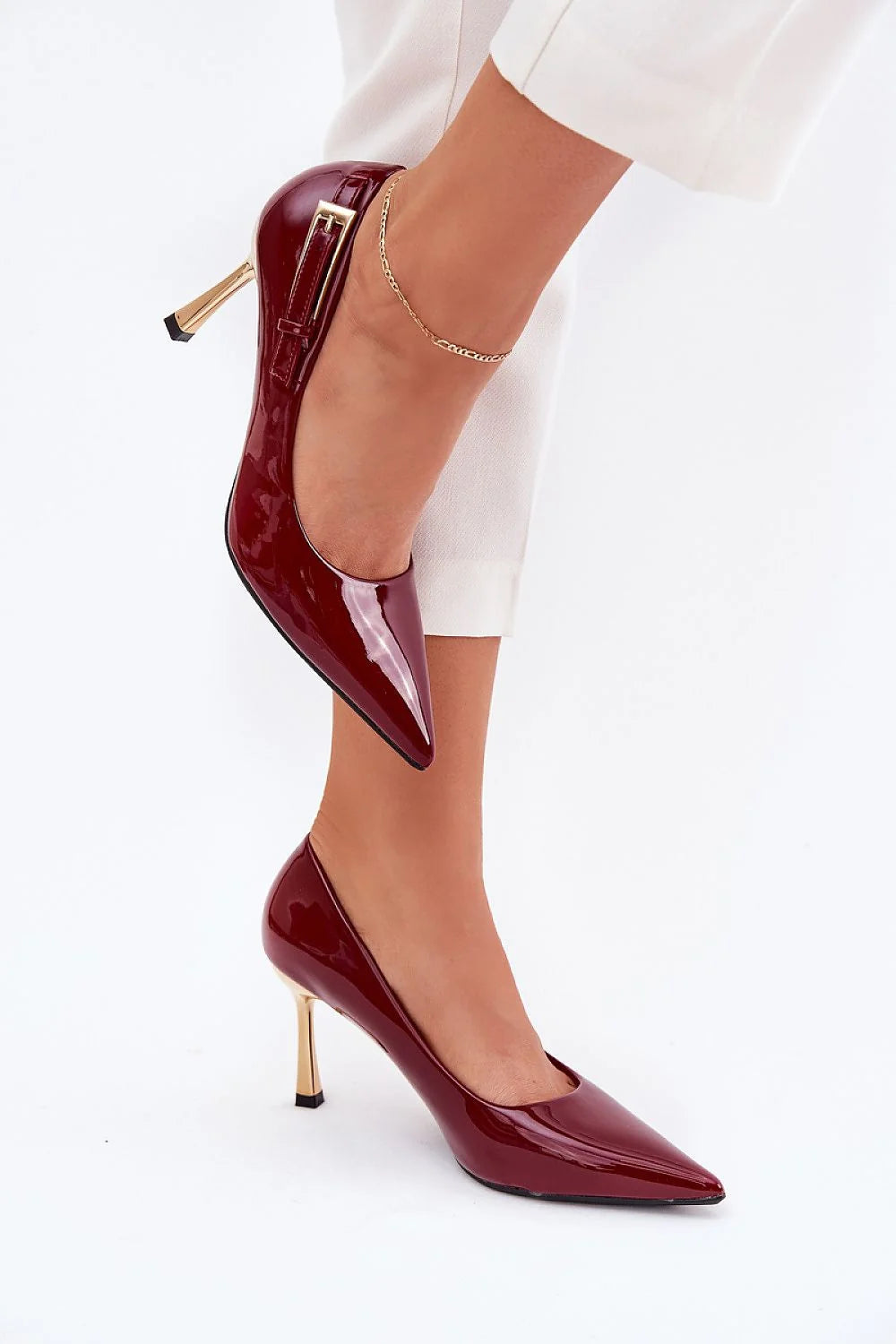 Talons hauts élégants pour femmes en cuir vernis rouge bordeaux, bout pointu, talon doré, boucle métallique, soirée, occasion formelle, mode, style sophistiqué, confortable, design raffiné