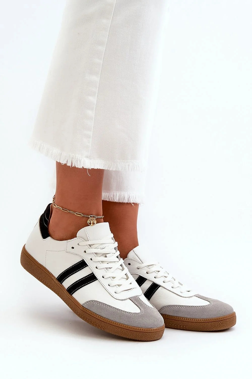Baskets femmes modernes élégantes cuir naturel blanches bandes noires low cut confortable shopping ville