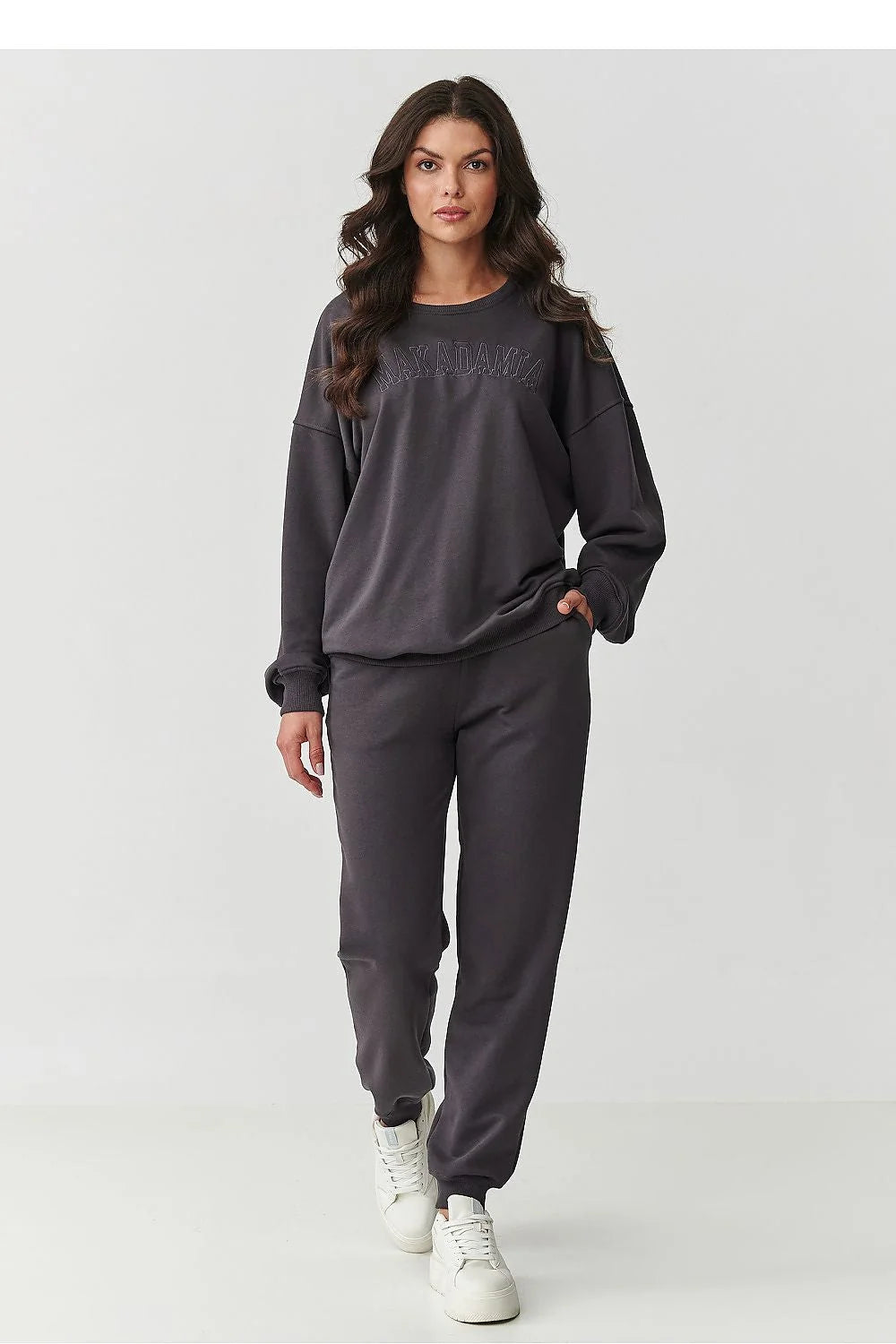 ensemble femme survêtement sweat jogger gris anthracite oversize manches tombantes logo brodé lettrage embossé taille élastique poches latérales
