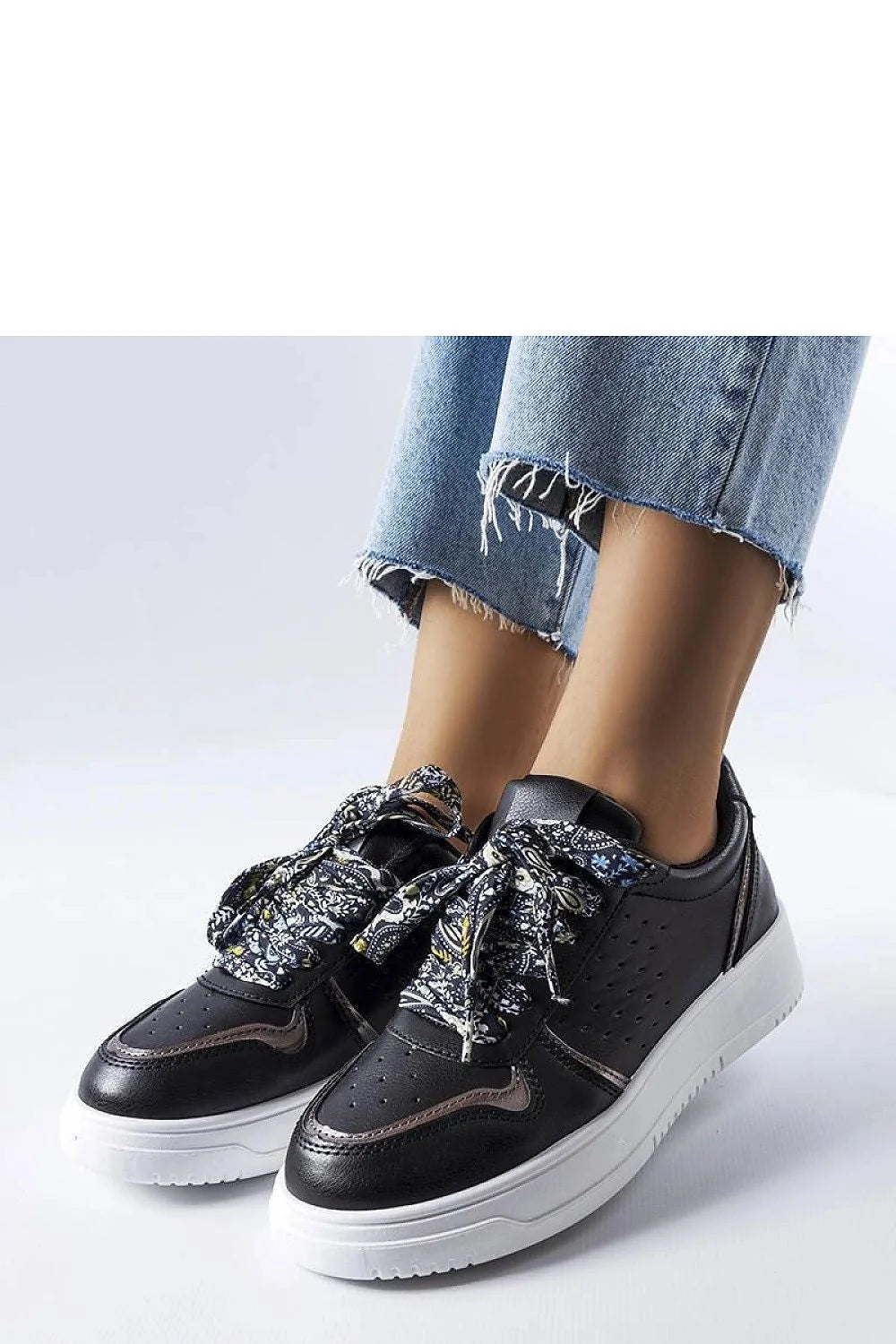 Baskets mode femmes design moderne élégant cuir noir perforations décoratives lacets fleuris semelle caoutchouc blanche amorti confortable