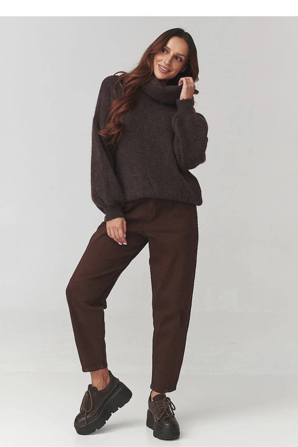 pull femme oversize col roulé maille duveteuse marron foncé manches ballon poignets côtelés moelleux chaud cosy élégant italien alpaga doux