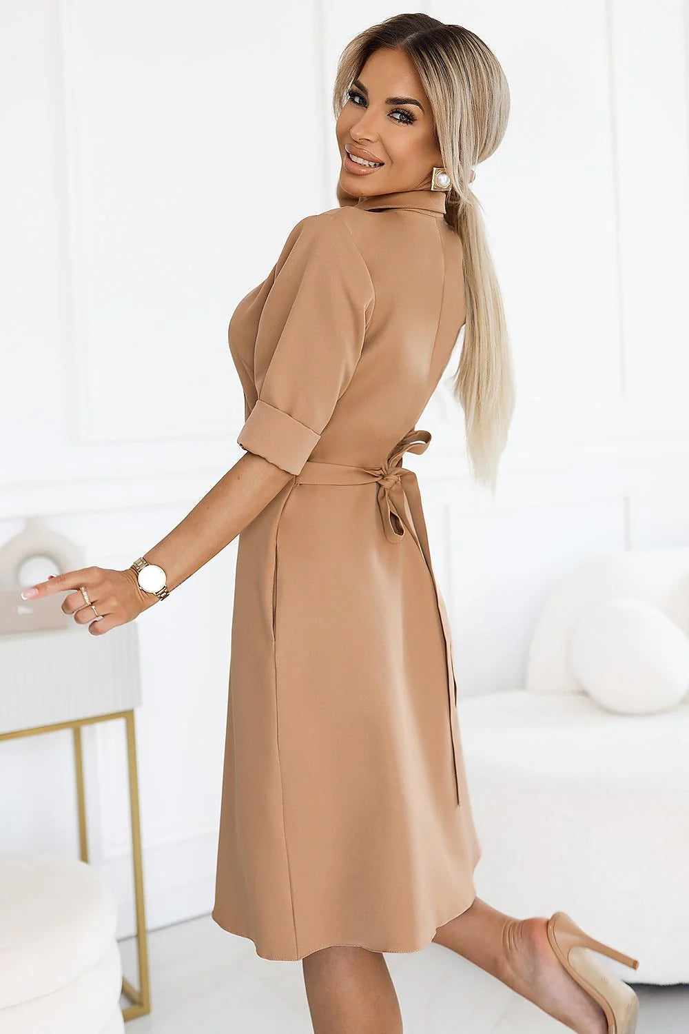 Robe chemisier élégante beige camel design classique coupe fluide col chemise boutonnée silhouette sablier ceinture ajustable femme confortable occasion travail semi-formel