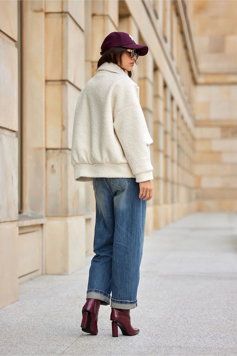 Veste Roco Fashion en laine bouclée crème, coupe ample, fermeture à boutons, poches à rabat, col classique, manches longues, finitions soignées, style minimaliste, veste chic pour femme