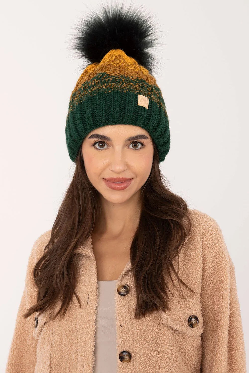 Bonnet tricoté pour femme couleur verte foncée et moutarde, motif écossais, pompon fourrure noire, doublure polaire, style hivernal élégant, coupe classique, matières chaudes et confortables
