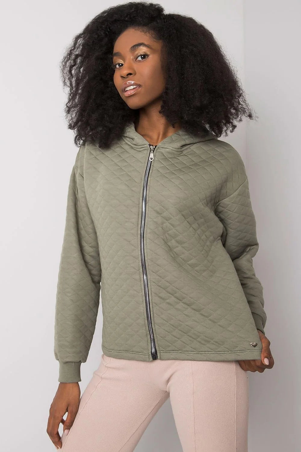 Sweatshirt femme coton matelassé gris clair zippé confort mode 2023 casual chic décontracté moderne