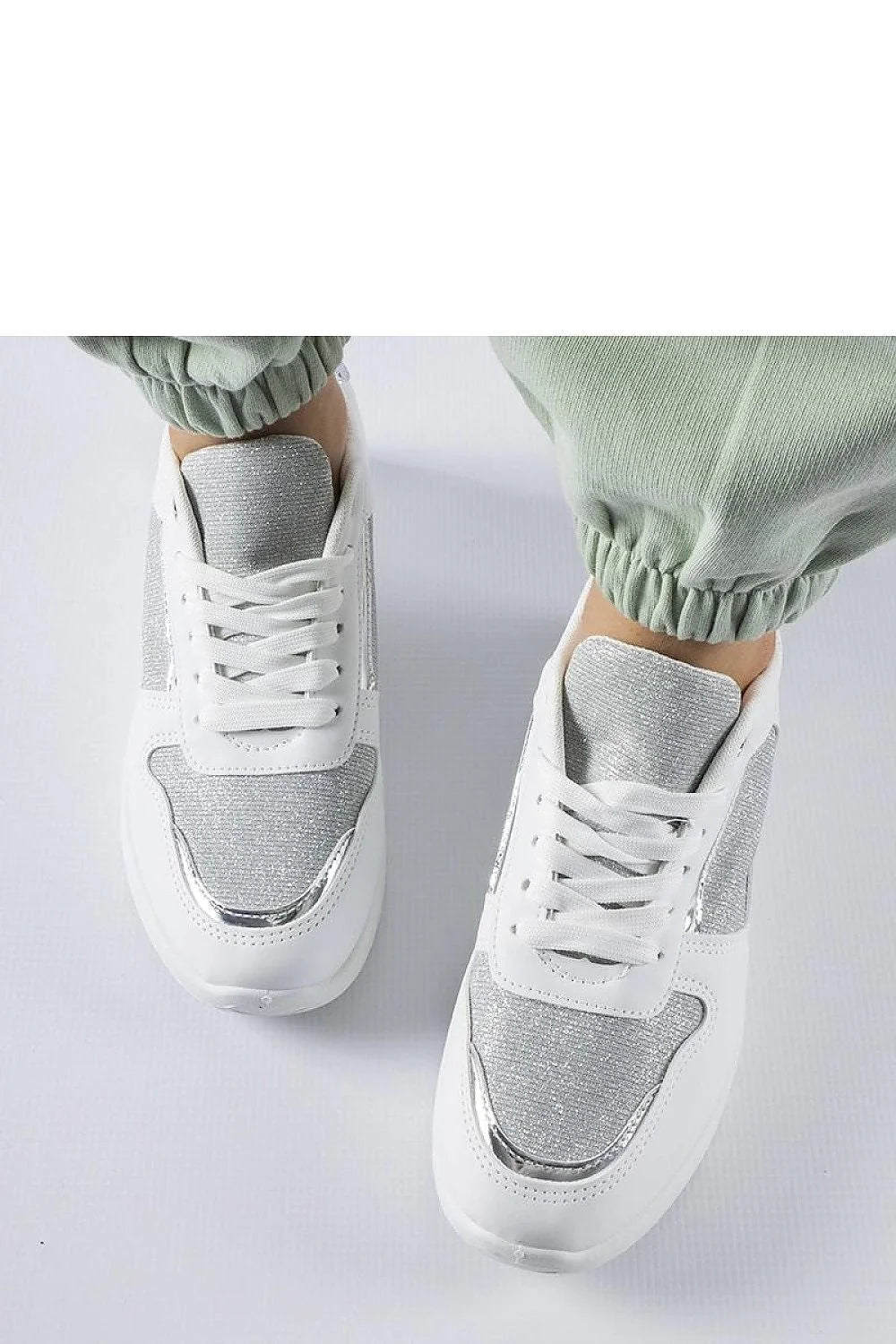 Baskets pour femmes design moderne élégant couleurs blanches et argentées matériau synthétique(details pailletés) lacets blancs confort quotidien coupe classique détails soignés style polyvalent usage décontracté habillé