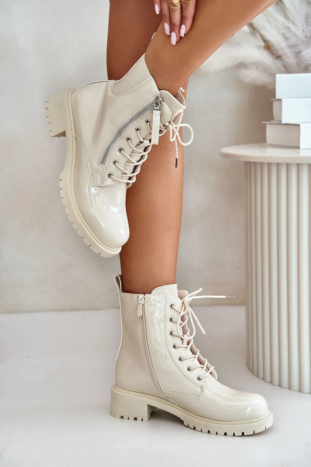 Bottines femmes mode élégance design moderne cuir artificiel beige crème talon plat semelle crantée lacets blancs zippé intérieur chaud