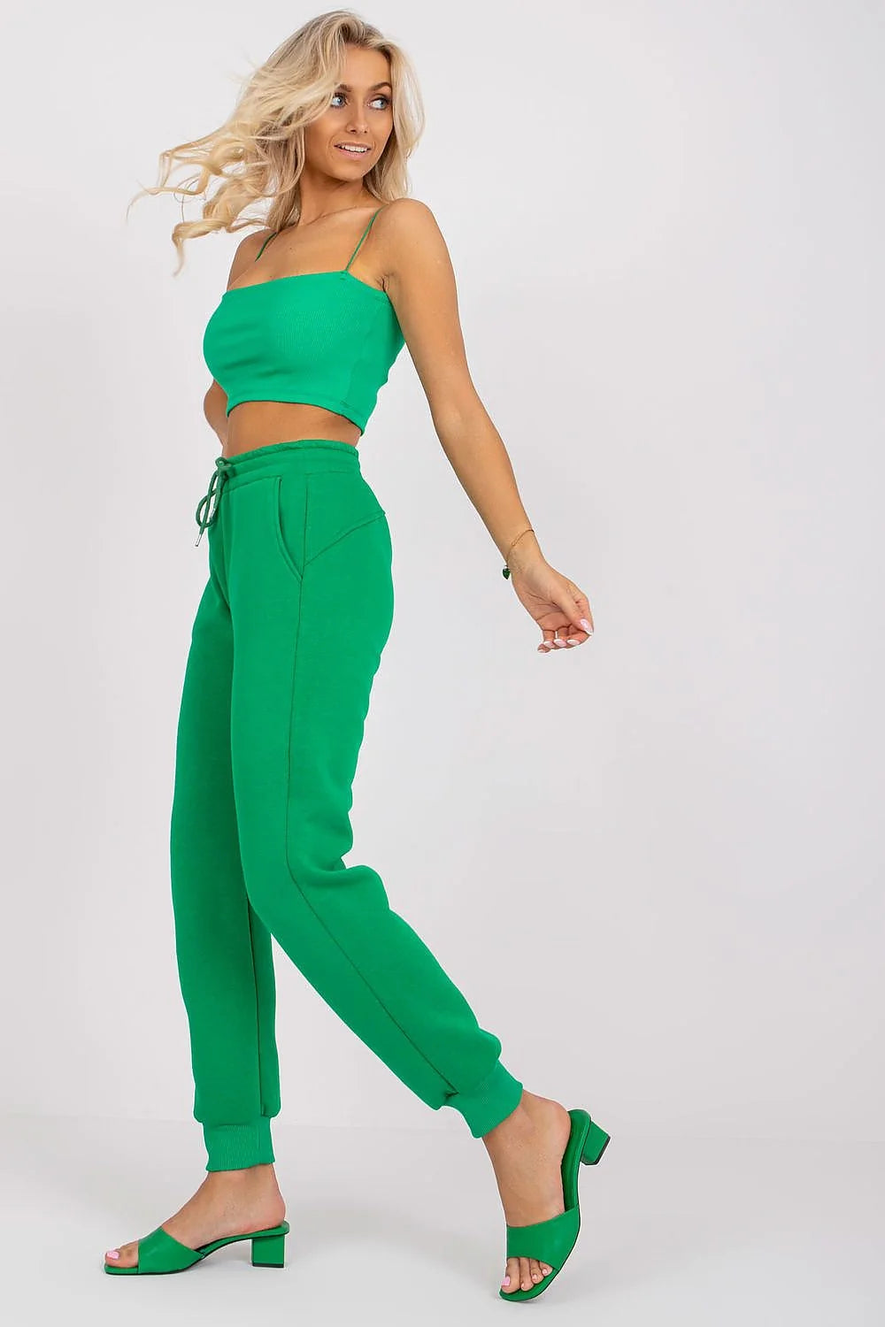 Ensemble mode féminin vibrant crop top vert vif joggers taille haute mules talons occasion décontractée sortie tendance 2023