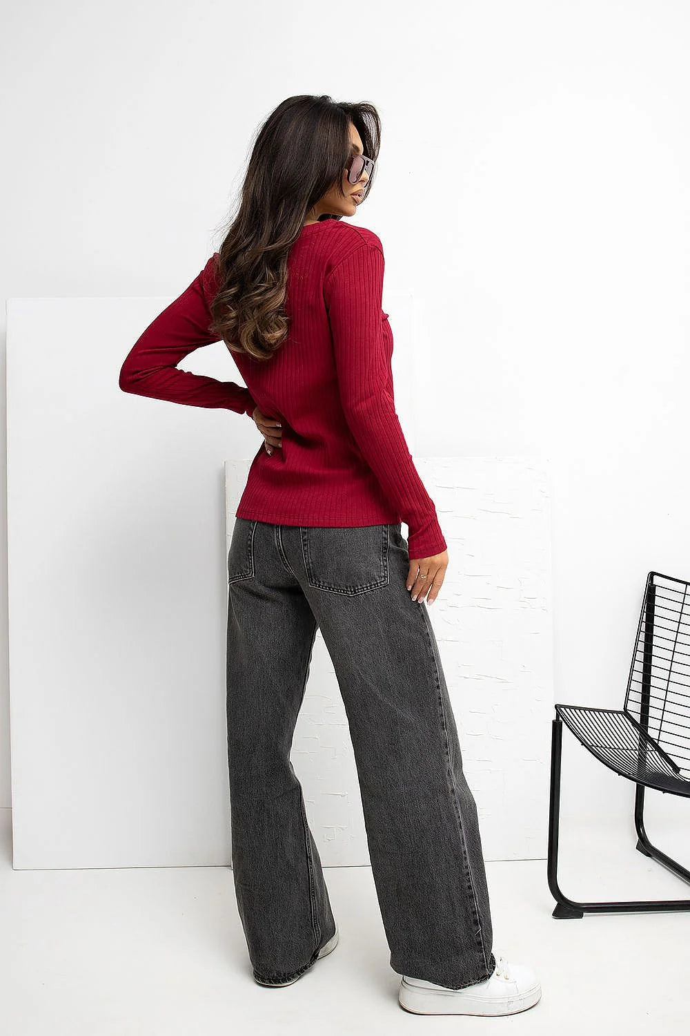 chemisier femme manches longues col V maille côtelée bordeaux profond coupe légèrement cintrée longueur casual broderie nœud blanc coton extensible