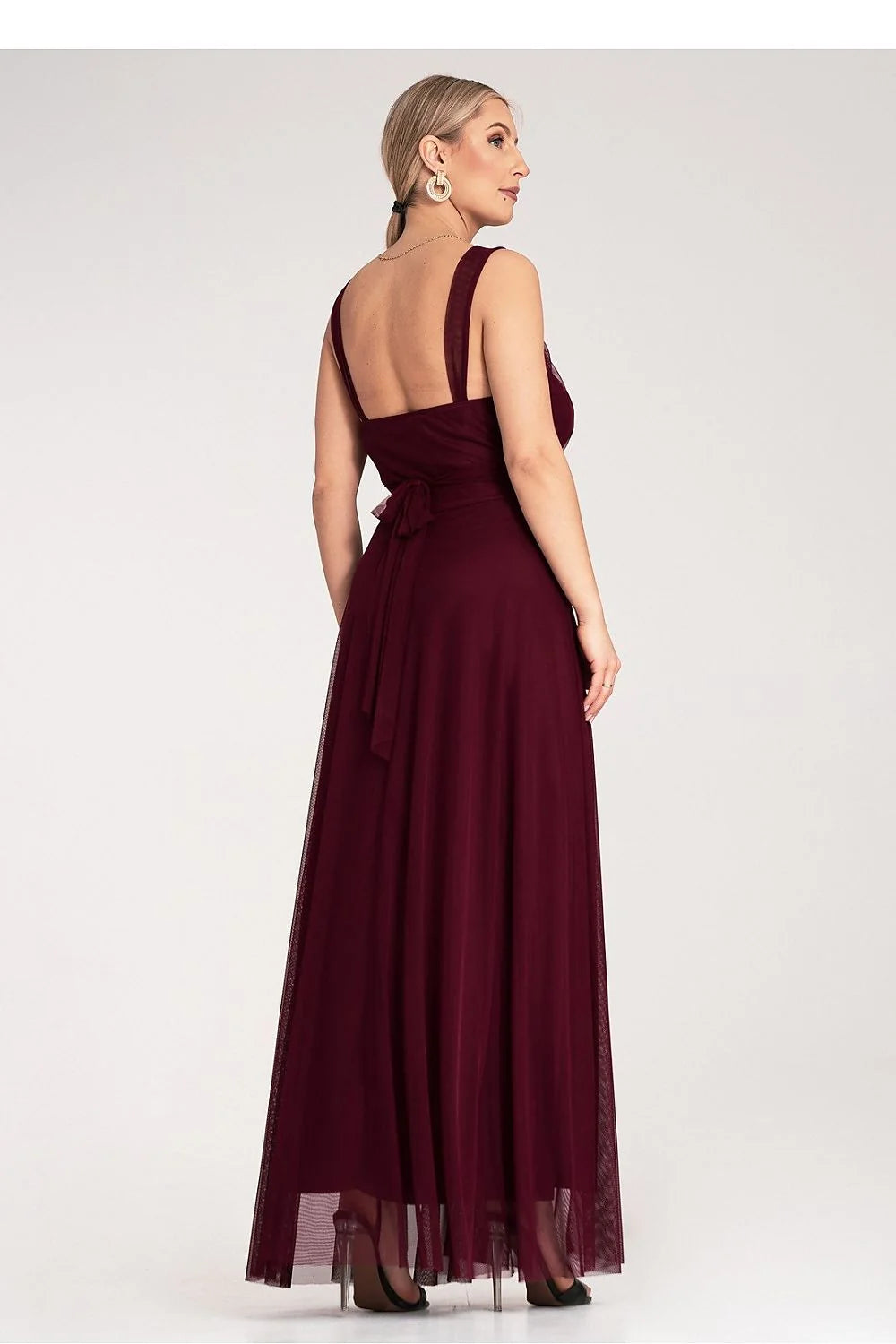 Robe de soirée élégante longue coupe ajustée encolure halter taille cintrée couleur bordeaux femme