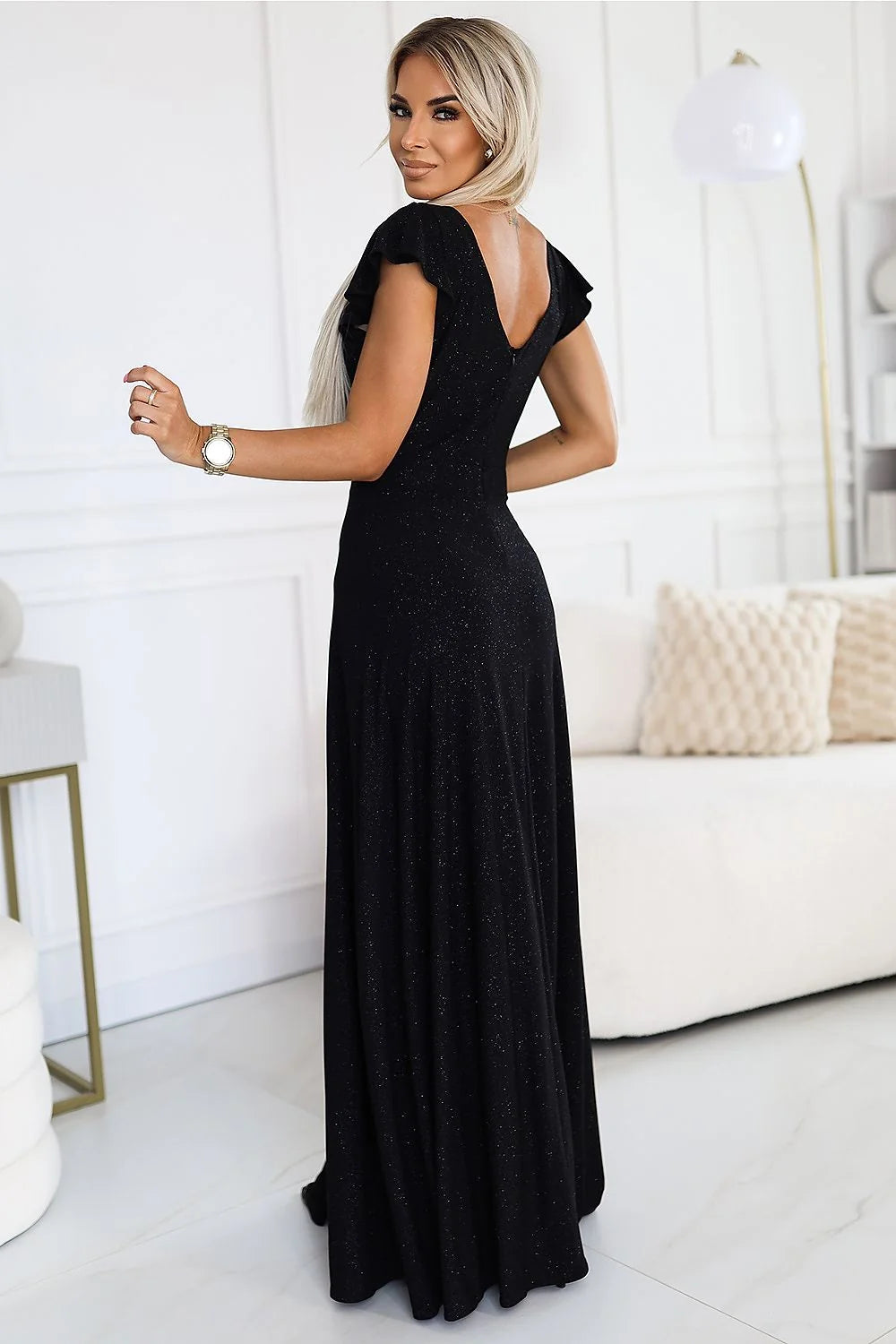 robe longue noire pailletée décolleté V profond manches courtes volantées bustier cintré taille marquée jupe évasée fente latérale