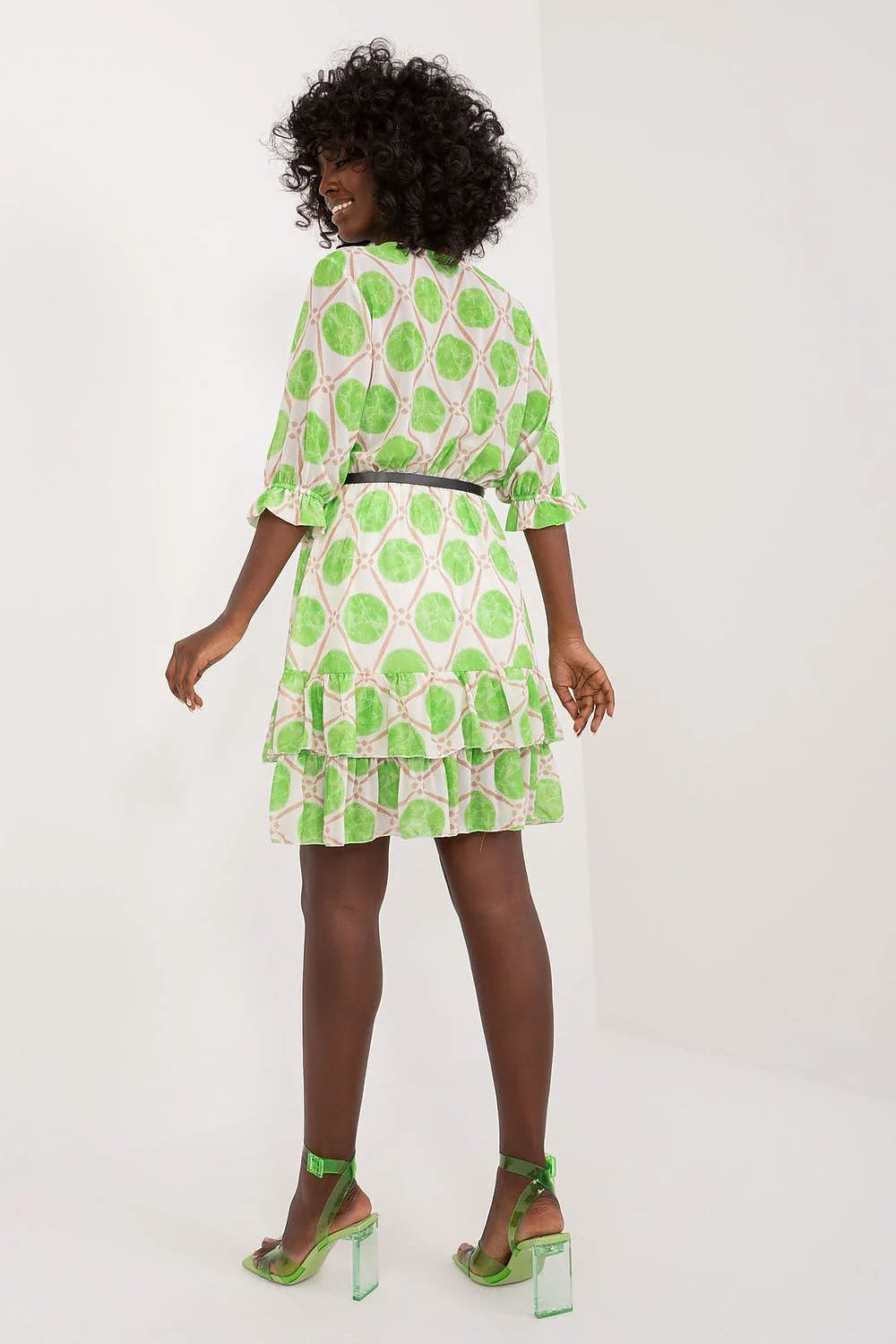 robe courte estivale imprimée graphique cercles verts fond crème lignes beige encolure V manches trois quarts froncées ceinture fine noire
