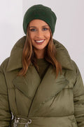 Bonnet d'hiver pour femme en cachemire et acrylique, style classique, ajusté, vert forest, applications décoratives en strass, matières luxueuses, confort optimal, idéal pour les froids hivernaux