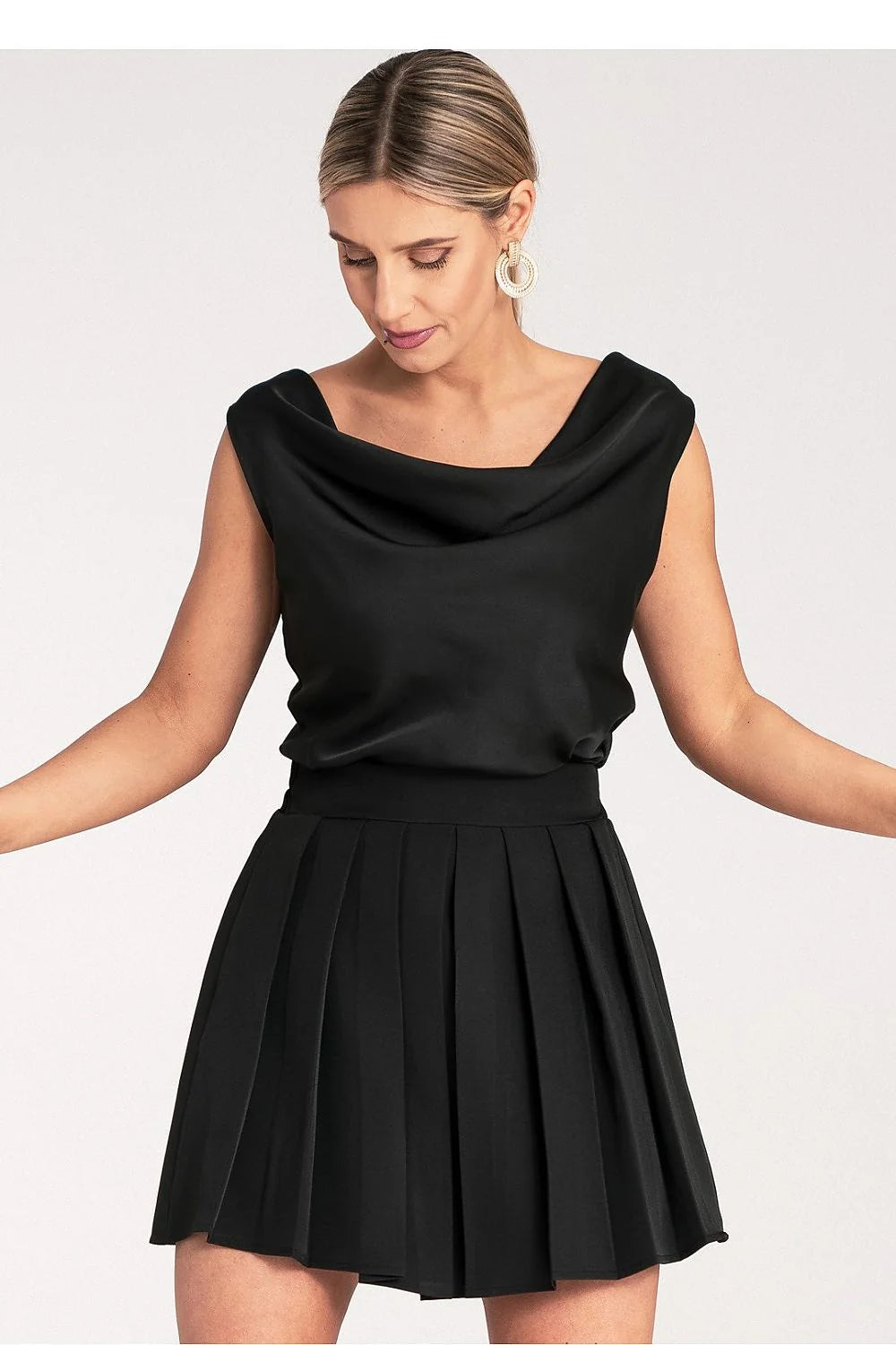 Ensemble féminin élégant et sophistiqué composé d'une blouse sans manches et d'une jupe courte plissée noir femme occasion semi-formelle